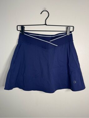 Lululemon V-Waist Mid-Rise Tennis Skirt
Night Sea / Night Sea / White